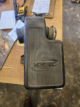 338.gm9e03 Gmc Truck Envoy 2003 Air Tube/resonator 3710104