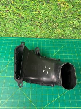 C2d2365 Jaguar 09-15 Xf Engine Right Side Air Intake Duct Tube Pipe Oem
